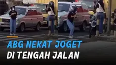 Ulahnya mendapat perhatian warga dan pengguna jalan hingga disoraki.