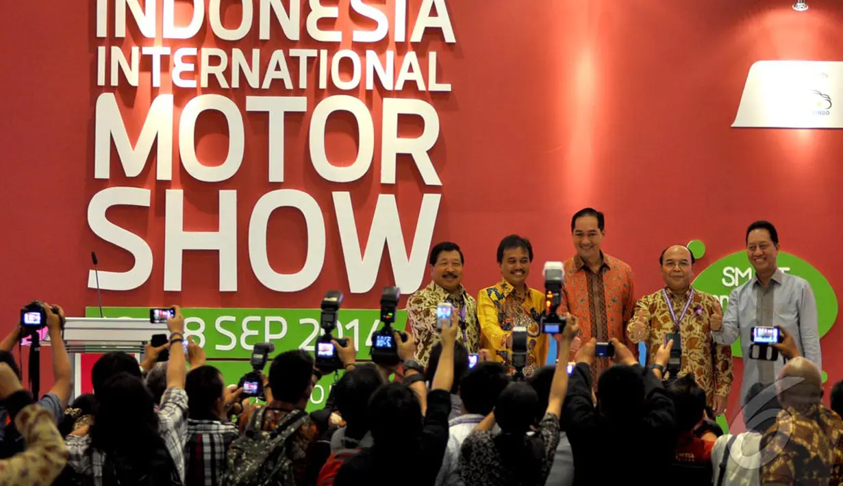 Usai membuka IIMS 2014, Menteri Perdagangan Muhammad Lutfi berpose bersama, Jakarta, Kamis (18/9/2014) (Liputan6.com/Miftahul Hayat)