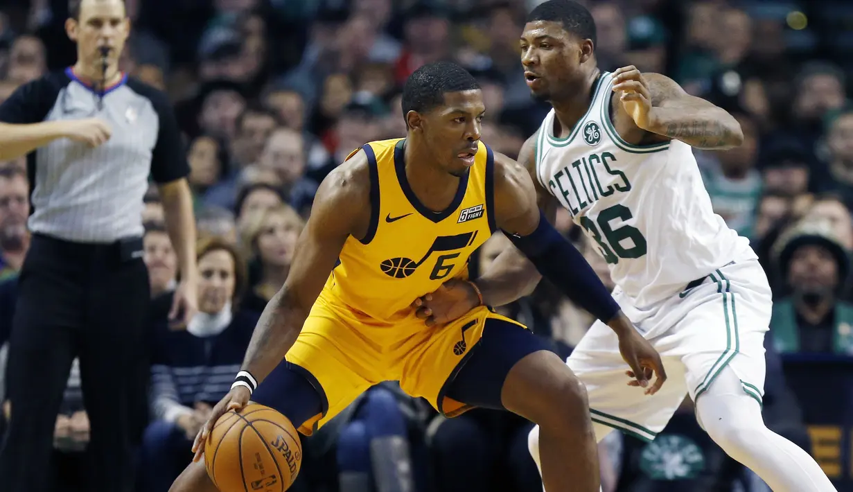 Pemain Utah Jazz, Joe Johnson (6) melihat kesempatan untuk melewati adangan pemain Boston Celtics, Marcus Smart (36) pada lanjutan NBA basketball game di TD Garden, Boston, (15/12/2017). Utah Jazz menang 107-95. (AP/Michael Dwyer)