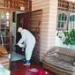 Pemberian disinfektan kepada rumah warga di Pekanbaru agar terhindar dari Covid-19. (Liputan6.com/M Syukur)