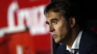 Pelatih Real Madrid, Julen Lopetegui, tampak kecewa usai ditaklukkan Sevilla pada laga La Liga di Stadion Ramon Sanchez Pizjuan, Rabu (26/9/2018). Sevilla menang 3-0 atas Real Madrid. (AP/Miguel Morenatti)