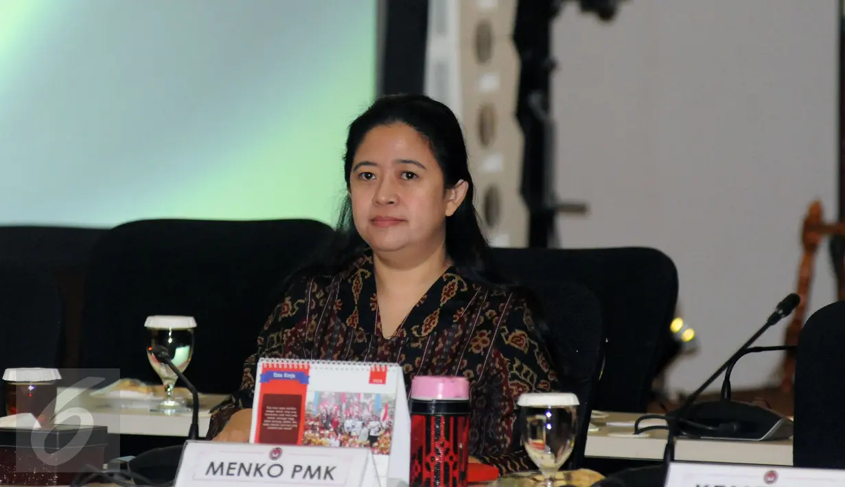 Menko PMK, Puan Maharani bersiap memimpin Rakor Persiapan Pelaksanaan TAFISA World Games 2016 di Jakarta, Rabu (31/8). Rakor dihadiri Menpora Imam Nahrawi dan instansi terkait. (Liputan6.com/Helmi Fithriansyah)