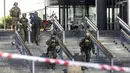 Polisi terlihat di luar pusat perbelanjaan Field setelah penembakan, Kopenhagen, Denmark, 3 Juli 2022. Selain korban tewas, ada juga tiga orang lainnya yang dirawat di rumah sakit dalam kondisi kritis. (Olafur Steinar Rye Gestsson/Ritzau Scanpix via AP)