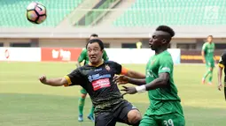 Penyerang Bhayangkara FC, Guy Junior Nke (kanan) berebut bola dengan pemain Sriwijaya FC, Yu Hyunkoo pada lanjutan Liga 1 Indonesia di Stadion Patriot Candrabhaga, Bekasi,, Minggu (20/8). Bhayangkara FC menang 2-1. (Liputan6.com/Helmi Fithriansyah)