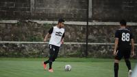 Winger PSS Sleman, Miftahul Hamdi (rompi putih). (Dok. PSS Sleman)