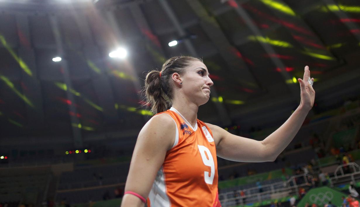 Atlet voli wanita Belanda, Myrthe Schoot menyapa para penggemar usai pertandingan melawan tim Tiongkok pada semifinal Olimpiade Rio 2016 di Rio de Janeiro, Brasil, (18/8). (REUTERS/Ricardo Moraes)