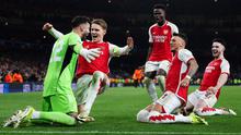 Pemain Arsenal David Raya, Martin Odegaard, Bukayo Saka, Ben White dan Declan Rice (kiri ke kanan melakukan selebrasi setelah memenangkan adu penalti pada pertandingan sepak bola leg kedua babak 16 besar Liga Champions melawan Porto FC di Emirates Stadium, London utara, 12 Maret 2024. (Adrian DENNIS/AFP)