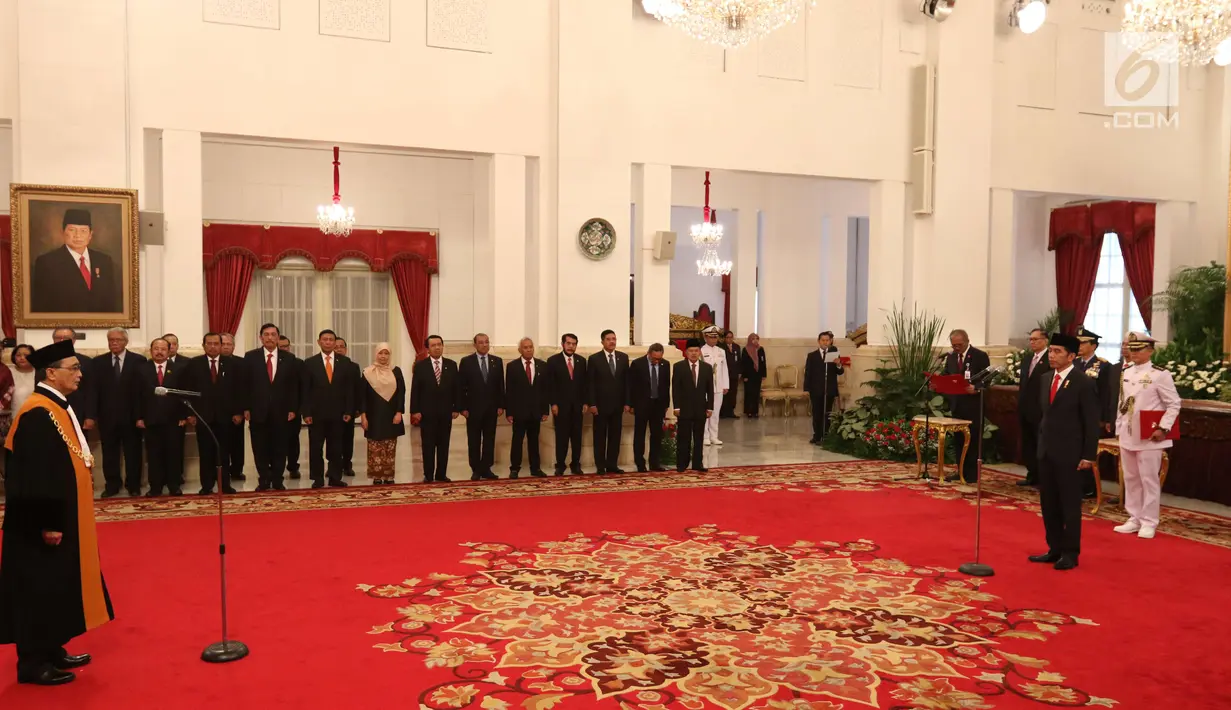 Prosesi saat Sunarto dilantik sebagai Wakil Ketua Mahkamah Agung Bidang non Yudisial oleh Presiden Joko Widodo di Istana Negara, Jakarta (23/5). Pengukuhan diawali dengan pengucapan sumpah jabatan yang dibimbing Presiden. (Liputan6.com/Angga Yuniar)