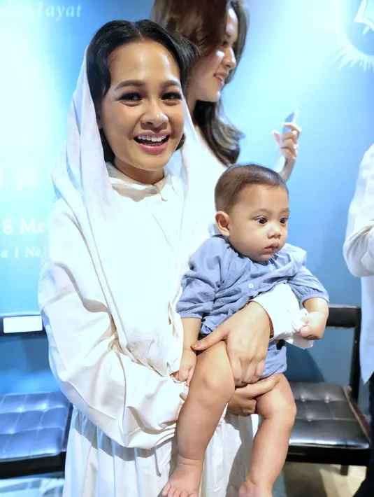 Ibu dari Anaku Askara Biru itu mengungkapkan rasa gugup dan deg degan jelang baca ayat suci sambil di rekam. Meski beberapa kali menjalani latihan sebelum akhirnya direkam. Bahkan ia mengaku lebih ngeri ngaji dibanding konser. (Adrian Putra/Bintang.com)