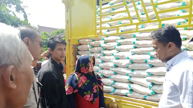 Beras BPNT di Tuban diganti baru. (Foto: Liputan6.com/Ahmad Adirin)