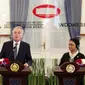 Jean-Marc Ayrault didampingi Menlu Retno Marsudi saat memberi pemaparan di Kementerian Luar Negeri, Jakarta, Selasa (28/2). Indonesia dan Prancis sepakat menandatangani dua perjanjian atau memorandum of understanding. (Liputan6.com/Faizal Fanani)