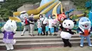 Para wisatawan bermain di Ocean Park, Hong Kong, China selatan, Sabtu (13/6/14). Untuk menjamin kesehatan dan keselamatan para pengunjung, karyawan, dan juga satwa mereka, daya tampung maksimum taman hiburan ikonik itu akan diturunkan menjadi 9.000 orang. (Xinhua/Wu Xiaochu)