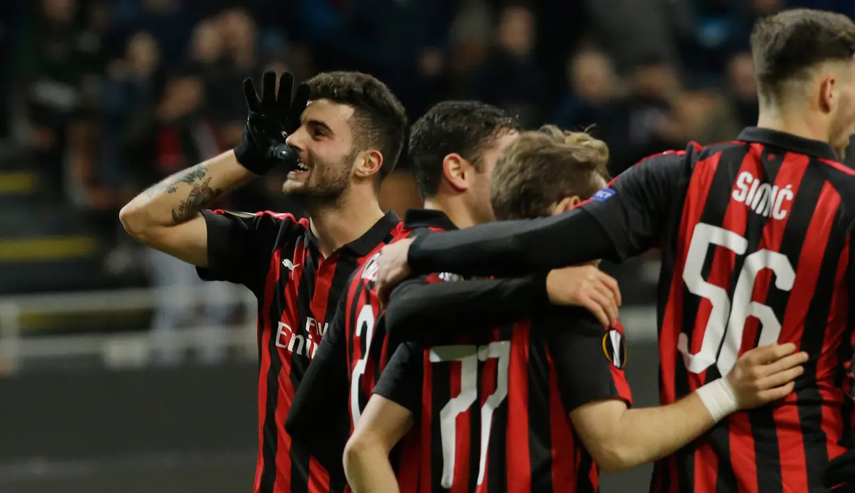 Selebrasi pemain AC Milan, Patrick Cutrone usai mencetak gol ke gawang F-91 Dudelange dalam laga kelima Grup F Liga Europa di Stadion San Siro, Milan, Italia, Kamis (29/11). AC Milan menang 5-2. (AP Photo/Luca Bruno)