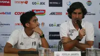 Pelatih Persija Jakarta, Stefano Cugurra 'Teco'  (kanan), pada konferensi pers jelang laga melawan PSMS Medan. (Liputan6.com/Reza Efendi)