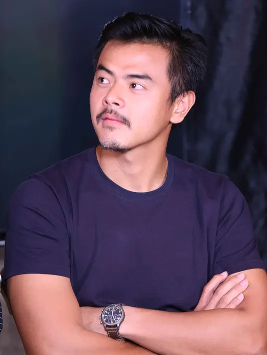 Dion juga merasakan aneh dengan penampilannya kali ini. Bahkan, setelah selesai penggarapan filmnya yang tinggal empat hari, ia tak segan akan memangkas habis kumis dan jenggotnya. (Nurwahyunan/Bintang.com)