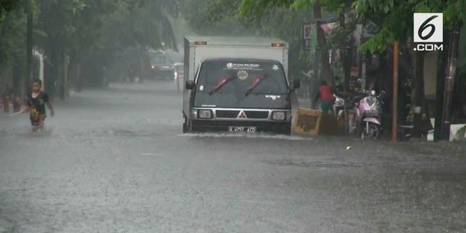 VIDEO: Hujan Deras, Banjir Genangi Perumnas Klender