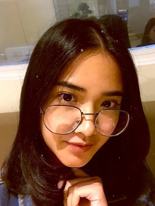 Sebagai selebritas hits, gaya penampilan Nadya Arina selalu jadi sorotan netizen. Termasuk saat ia bergaya memakai kacamata seperti ini. Ia disebut begitu lucu dan menggemaskan saat memakai kacamata bak seorang kutu buku. (Liputan6.com/IG/@nadyaarina)