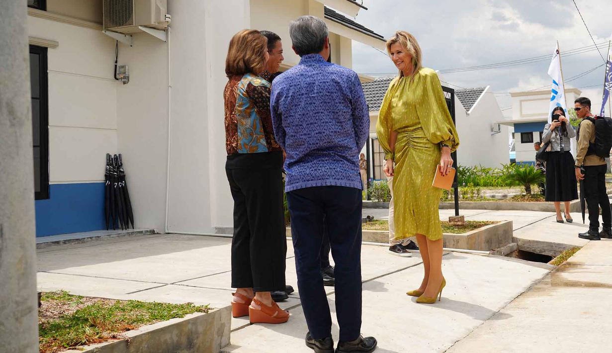 Sebelumnya, Ratu Maxima mengunjungi pabrik garmen dan workshop batik di Solo dan Sragen. Tampak dalam foto, Ratu Maxima dari Belanda (kanan), dalam kapasitasnya sebagai Advokat Khusus Sekretaris Jenderal Perserikatan Bangsa Bangsa (PBB) untuk Kesehatan Keuangan (UNSGSA), mengunjungi kompleks perumahan bersubsidi untuk keluarga berpenghasilan rendah di Bekasi, Jawa Barat, pada Rabu 26 November 2025. (Tatan Syuflana/POOL/AFP)