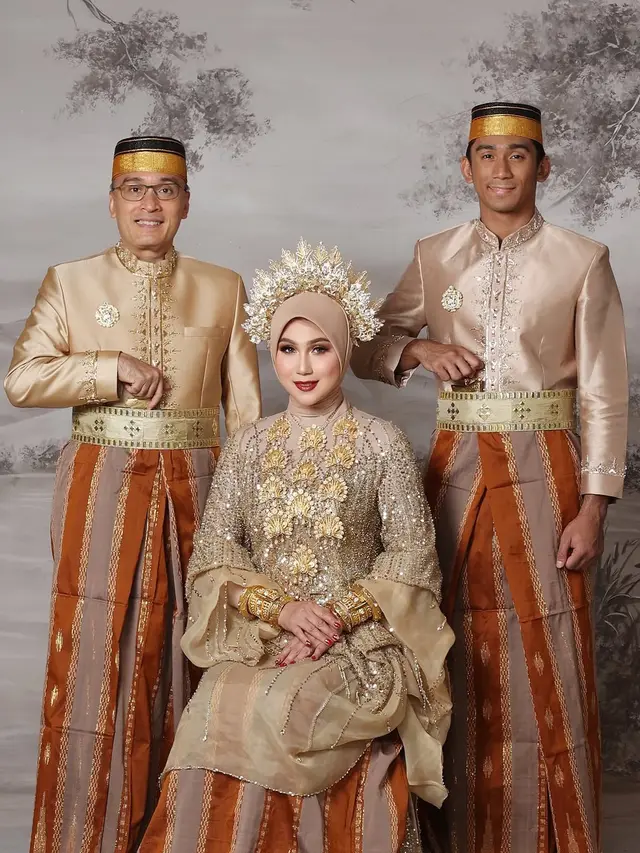 6 Pemotretan Keluarga Marini Zumarnis Pakai Baju Adat Bugis dan Minang, Memukau