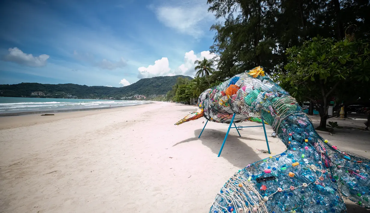 Sebuah pantai yang kosong di Phuket, Thailand (13/9/2020). Pusat Administrasi Situasi COVID-19 Thailand pada Senin (28/9) mengatakan pihaknya akan mengizinkan lebih banyak kategori warga asing masuk ke Thailand mulai Oktober mendatang dan seterusnya. (Xinhua/Zhang Keren)