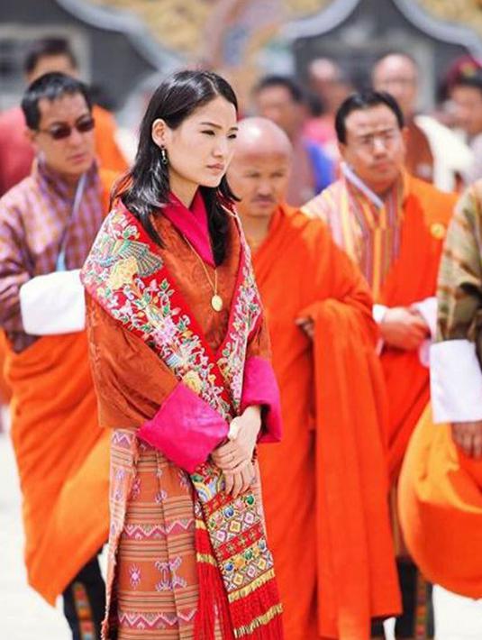 Menjadi Ratu Bhutan, Jetsun Pema selalu tampil menarik dalam balutan busana tradisional di berbagai kesempatan. Ratu Jetsun Pema bahkan disebut-sebut sebagai Kate Middleton Asia Selatan. (instagram.com/her_majesty_queen_of_bhutan)