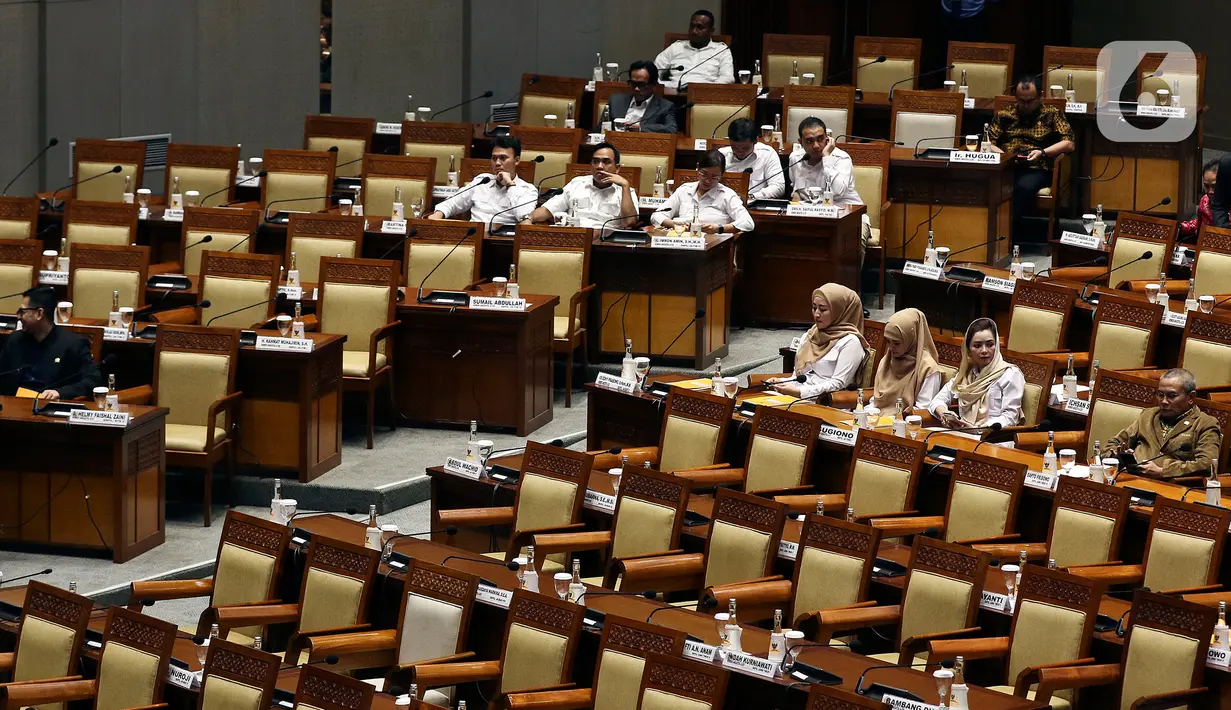 Anggota DPR mengikuti Rapat Paripurna 10 Masa Persidangan II Tahun 2019-2020 di Kompleks Parlemen, Senayan, Jakarta, Kamis (6/2/2020). DPR mengesahkan Undang-Undang Perjanjian Perdagangan Bebas Indonesia-Australia Comprehensive Economic Partnership Agreement (IA-CEPA). (Liputan6.com/Johan Tallo)