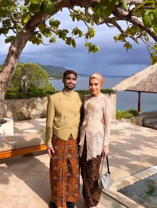 Penyanyi asal Malaysia Yuna sekaligus adik ipar mendiang Ashraf Sinclair tampil sebagai bridesmaid mengenakan kebaya brokat coklat dipadukan kain batik lilitnya. [@yuna]