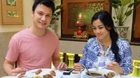 Titi Kamal tampak begitu menikmati hidangan yang ada di meja. Ia terlihat menikmati makanan sambil ditemani sang suami, Christian Sugiono. (Foto: instagram.com/titi_kamall)