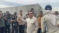 Pramono Cek Tanggul Pengaman Pantai yang Bocor Saat Rob Landa Pesisir Jakarta