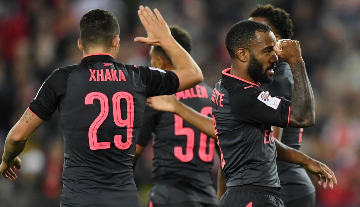Striker Arsenal, Alexandre Lacazette, merayakan gol kedua ke gawang Sydney FC pada laga persahabatan di Stadion ANZ, Sydney, Kamis (13/7/2017). Arsenal menang 2-0 atas Sydney FC. (EPA/David Moir)