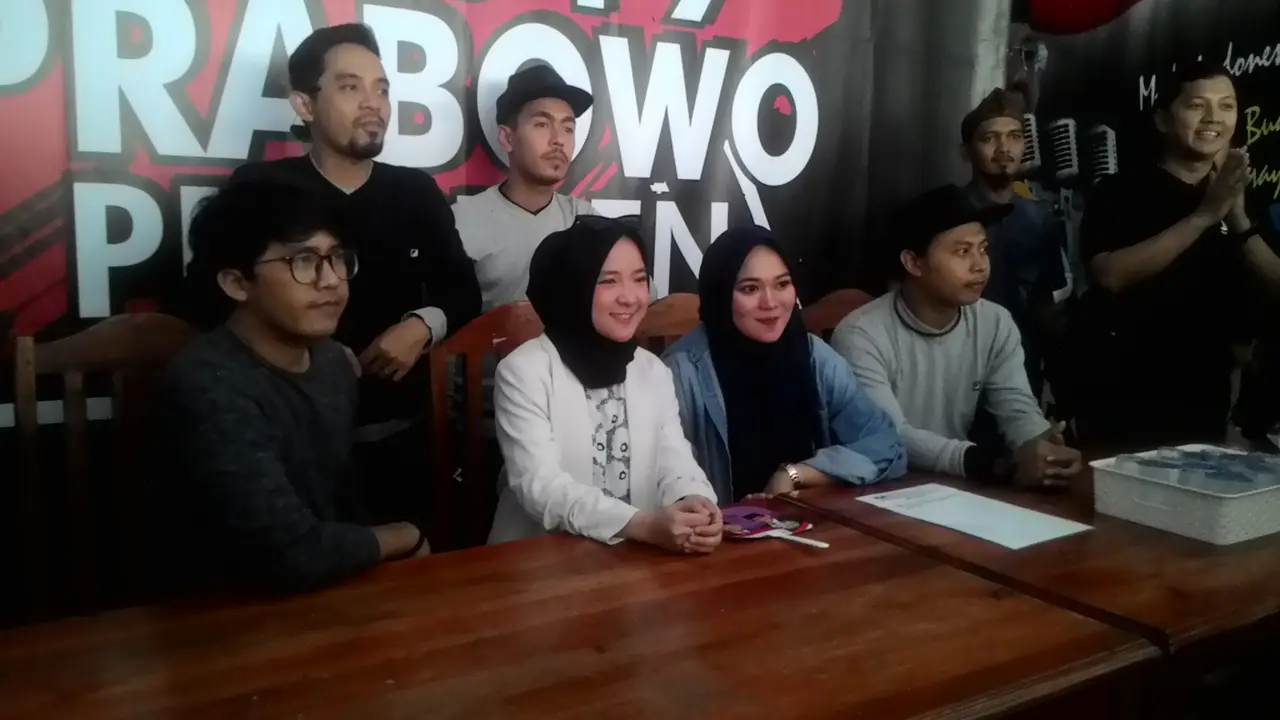Penyanyi Nissa Sibyan dalam konferensi pers di depan media di Garut
