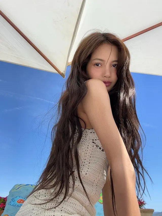 Tampil Bare Face, Lisa BLACKPINK Kenakan Outfit Berani Saat Liburan dengan Bikini Belasan Juta