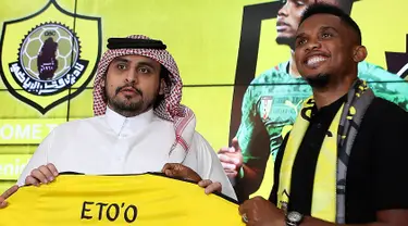 Penyerang asal Kamerun Samuel Eto'o berpose dengan jersey klub barunya  Qatar Sports Club selama presentasi dirinya di Doha, (14/8). Eks Striker Barcelona ini menandatangani kontrak selama satu tahun di klub tersebut. (AFP Photo/Karim Jaafar)