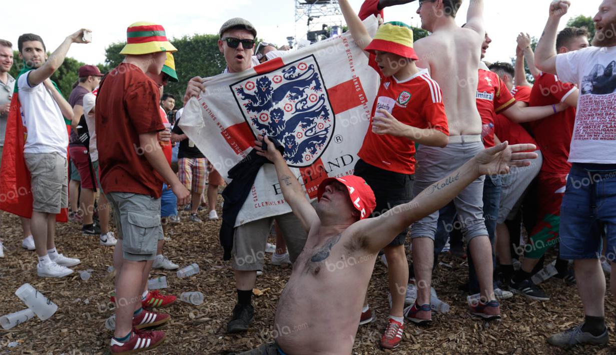 Keberhasilan The Dragons mencetak sejarah membuat para suporternya berpesta layaknya menjadi juara Piala Eropa. (Bola.com/Vitalis Yogi Trisna)