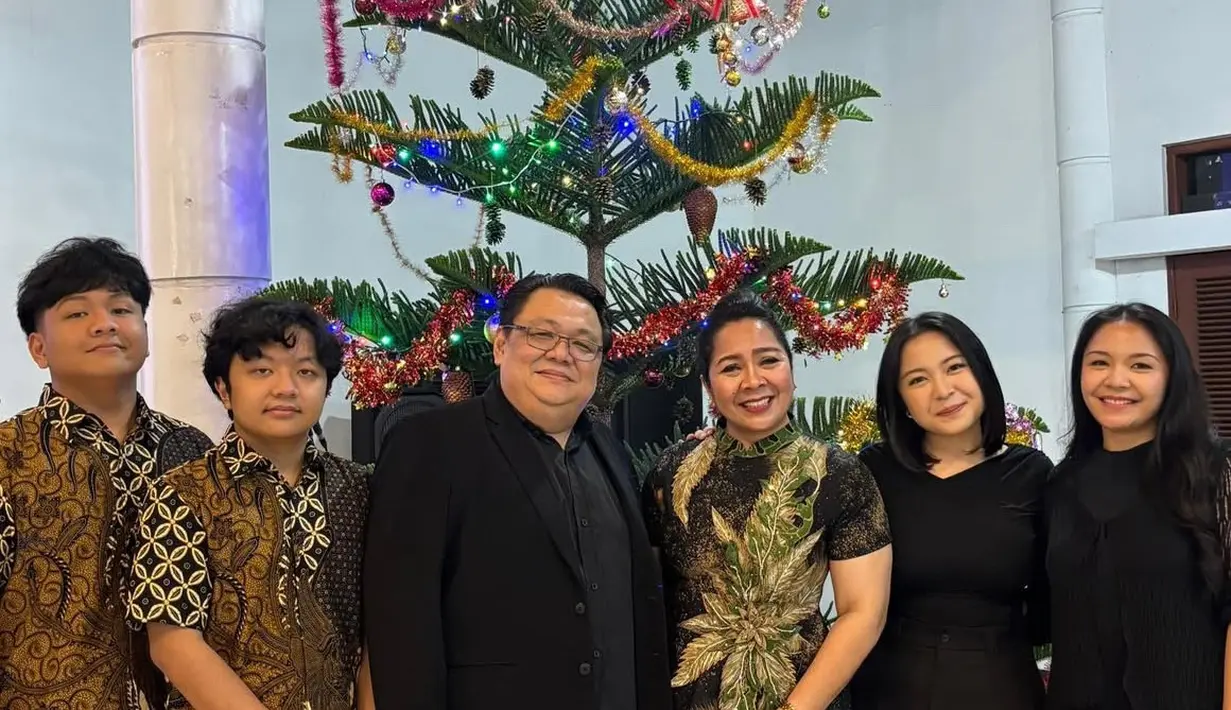 Bernadya merayakan Natal bersama keluarga. Ia tampil dengan mini dress hitam lengan panjang senada dengan warna heels strapnya. [@bernadyaribka]
