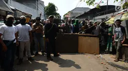 Massa yang diredam oleh anggota TNI untuk mencegah kerusuhan susulan di Jalan KS Tubun, Petamburan, Jakarta, Rabu (22/5/2019). Aparat keamanan berhasil menghalau massa aksi 22 Mei yang sebelumnya berkumpul di kawasan tersebut. (merdeka.com/Imam Buhori)