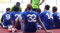 Skuat Persib, termasuk Victor Igbonefo (32) saat latihan. (Bola.com/Erwin Snaz)