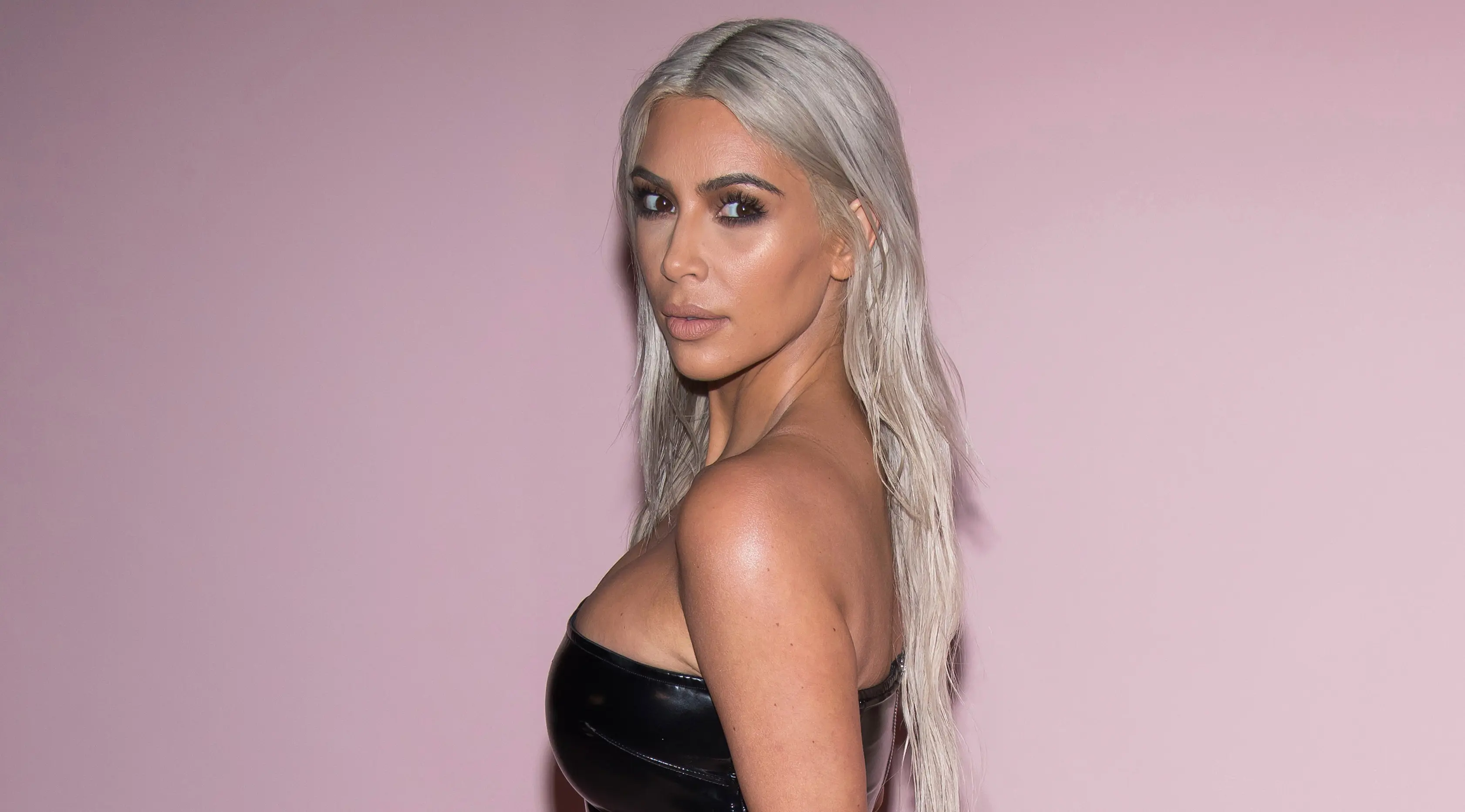 Bintang reality TV dan sosialita, Kim Kardashian tampil berbeda pada fashion show koleksi spring summer 2018 milik Tom Ford di New York Fashion Week, Rabu 6 September 2017. Kim membuat kejutan dengan rambut baru. (Charles Sykes/Invision/AP)