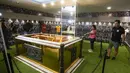 Para penggemar berdiri di samping makam mendiang legenda sepak bola Brasil Pele yang dibuka untuk umum untuk pertama kalinya, di mausoleum Necropole Ecumenica Memorial Cemetery di Santos, Senin (15/5/2023). (AP Photo/Andre Penner)