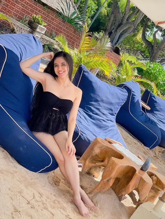 <p>Nah, itu tadi potret terbaru Putri Una yang kini makin percaya diri dengan tubuhnya yang berisi. (FOTO: instagram.com/putriuna)</p>