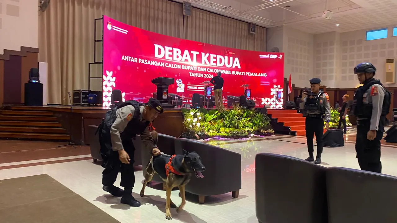 Polres Pemalang kerahkan anjing pelacak untuk K9 untuk sterilisasi tempat debat Pilkada Pemalang. (Foto: Liputan6.com/Humas Polres Pemalang)