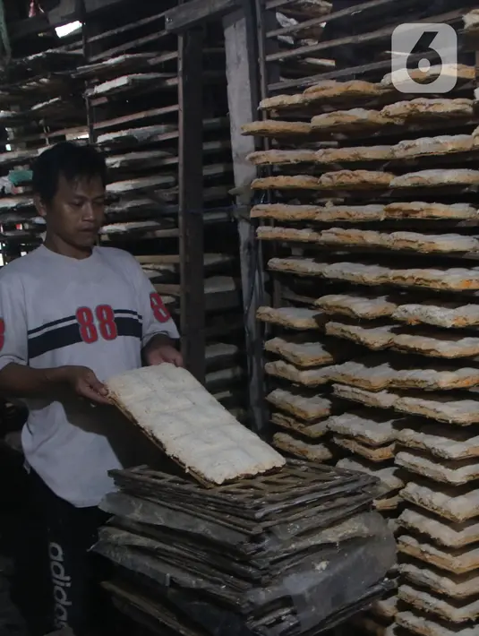 Pekerja  melakukan proses pembuatan oncom di Jakarta, Kamis (1/7/2021). Realisasi kredit usaha rakyat (KUR) hingga 18 Juni 2021 telah mencapai Rp 112,8 triliun. Angka tersebut setara dengan 44,58% dari target penyaluran KUR tahun ini sebesar Rp 253 triliun.(Liputan6.com/Angga Yuniar)