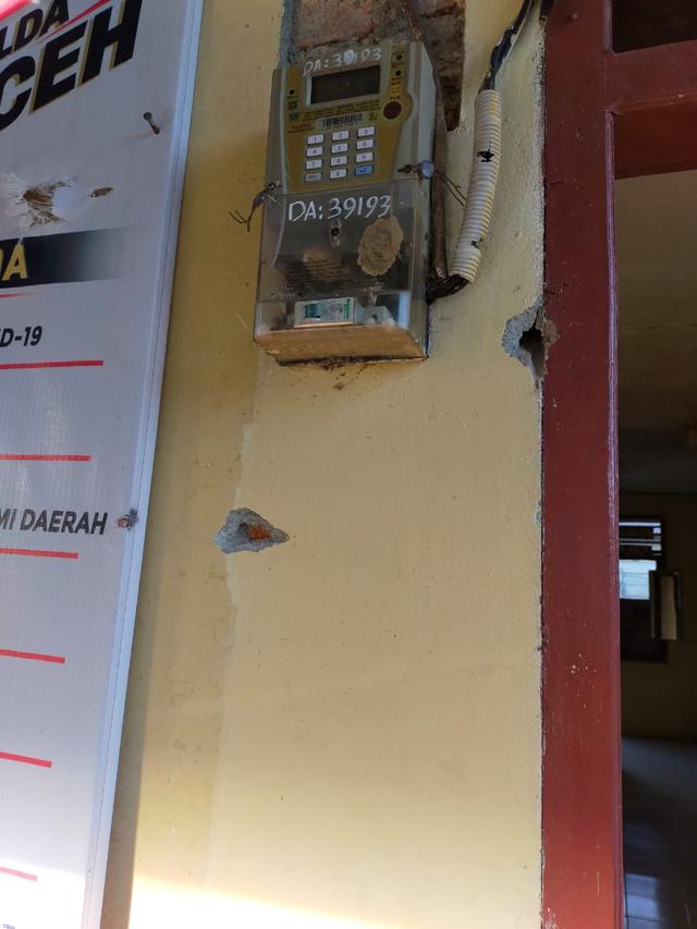 Pos Polisi Paton Reu di Gampong, Manggi Kecamatan Paton Reu, Kabupaten Aceh Barat diberondong peluru oleh orang tak dikenal (OTK). Penembakan itu terjadi pada Kamis, (28/10/2021) pukul 03.15 WIB.