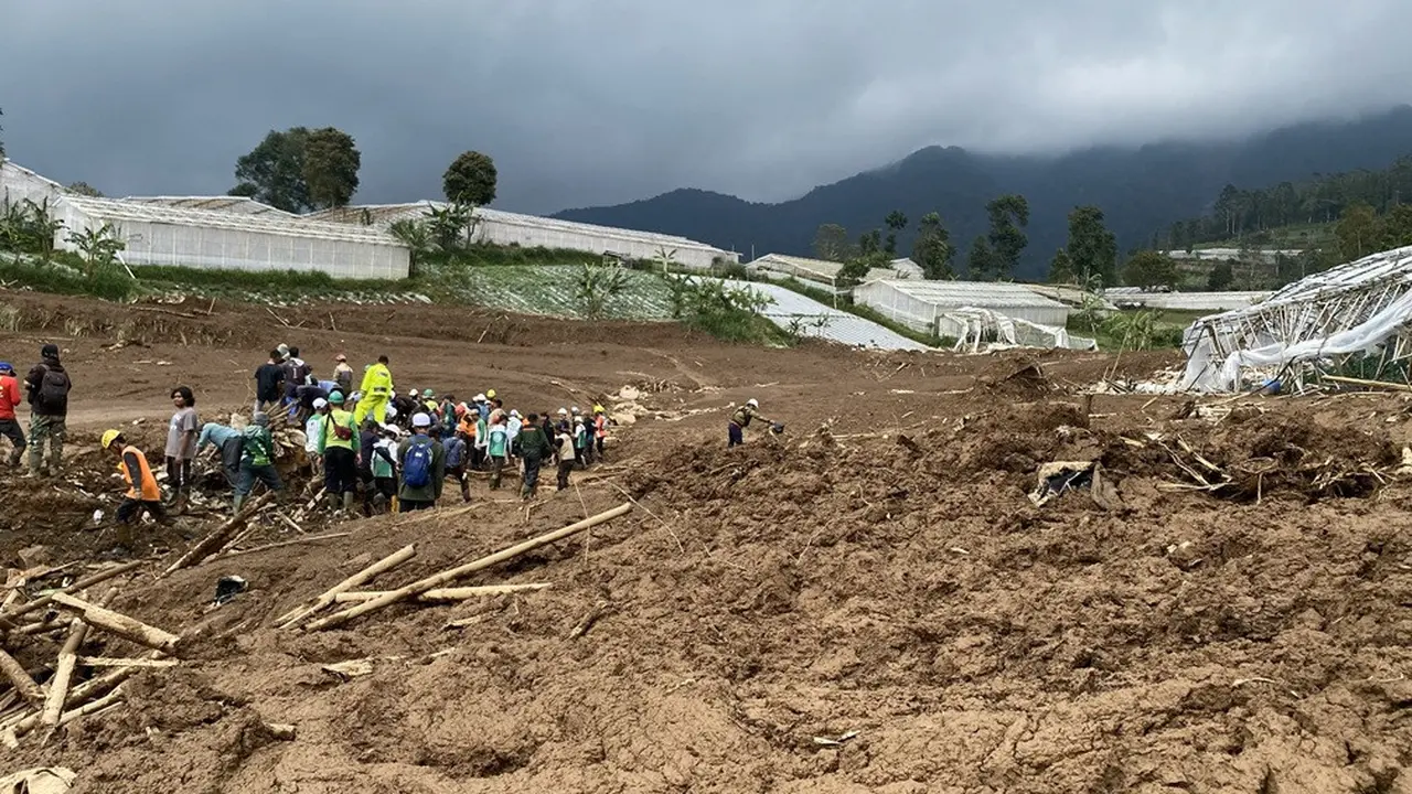 Longsor menerjang permukiman dan perkebunan di Cisarua Bandung Barat. (Liputan6.com/Dikdik Ripaldi)