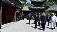 Presiden Joko Widodo atau Jokowi saat mengunjungi masjid tertua di Beijing, China. (Sekretariat Presiden)