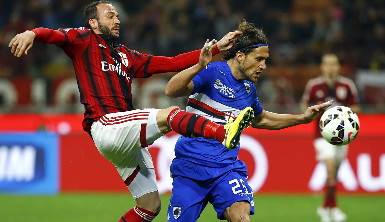 Bek Sampdoria, Matias  Silvestre (kanan) berusaha mengamankan bola dari kejaran penyerang AC Milan Giampaolo Pazzini pada laga serie A di  di San Siro, Senin (13/04/2015). AC Milan bermain imbang 1-1 dengan Sampdoria.  (Reuters/ Stefano Rellandini)
