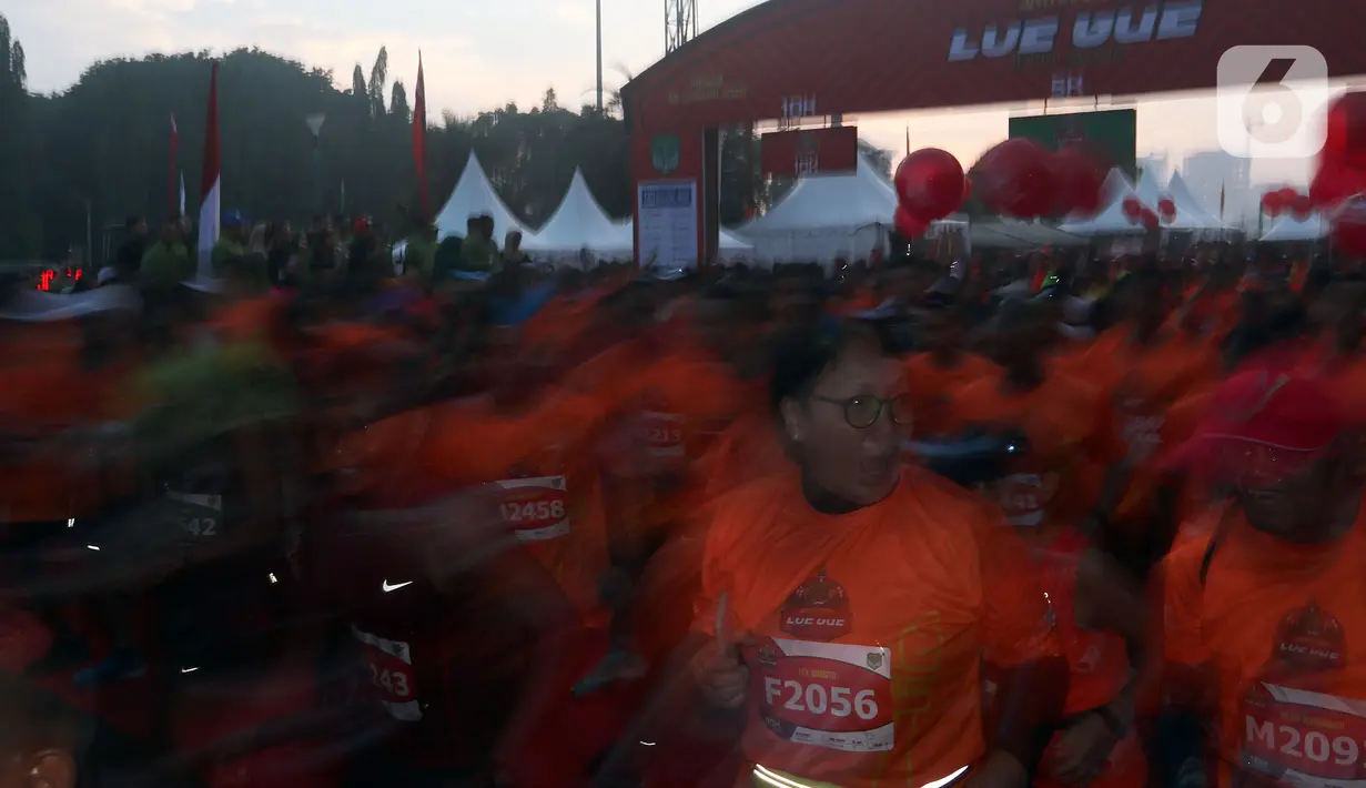 Peserta kegiatan lomba lari bertajuk Lo Gue Run (LGR) 2020 melakukan start di Kompleks Monas, Jakarta Pusat, Minggu (26/1/2020). Kejuaraan LGR 2020 yang diikuti oleh total 3.500 pelari tersebut merupakan rangkaian kegiatan HUT Kodam Jaya ke 70. (Liputan6.com/Johan Tallo)