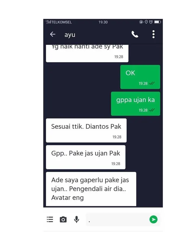 6 Momen Kocak Ojek Online saat Musim Hujan Ini Bikin Geleng Kepala