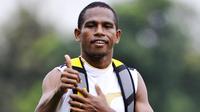 Pemain sayap Sriwijaya FC dan tim nasional Oktovianus Maniani seusai menjalani latihan bersama timnas Pra-Olimpiade di Senayan, Jakarta.