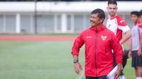 Pelatih Timnas Indonesia U-20, Indra Sjafri pada latihan hari Rabu (15/01/2025). (Muhammad Iqbal Ichsan/Bola.com)